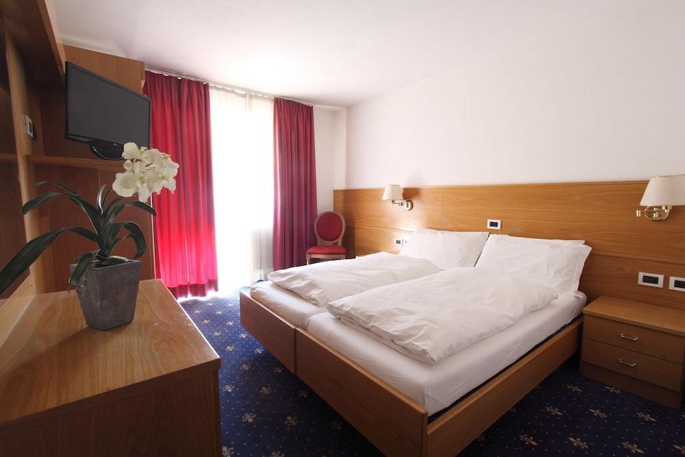 Hotel Fanes & 4*